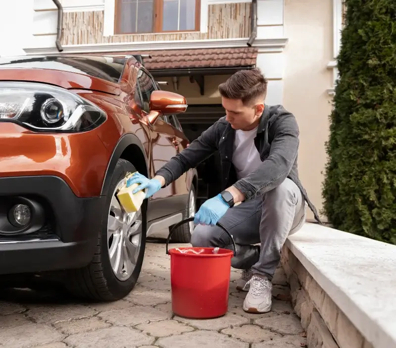Lavage auto à domicile Castelnau-d'Aude : professionnel intervenant sur un véhicule